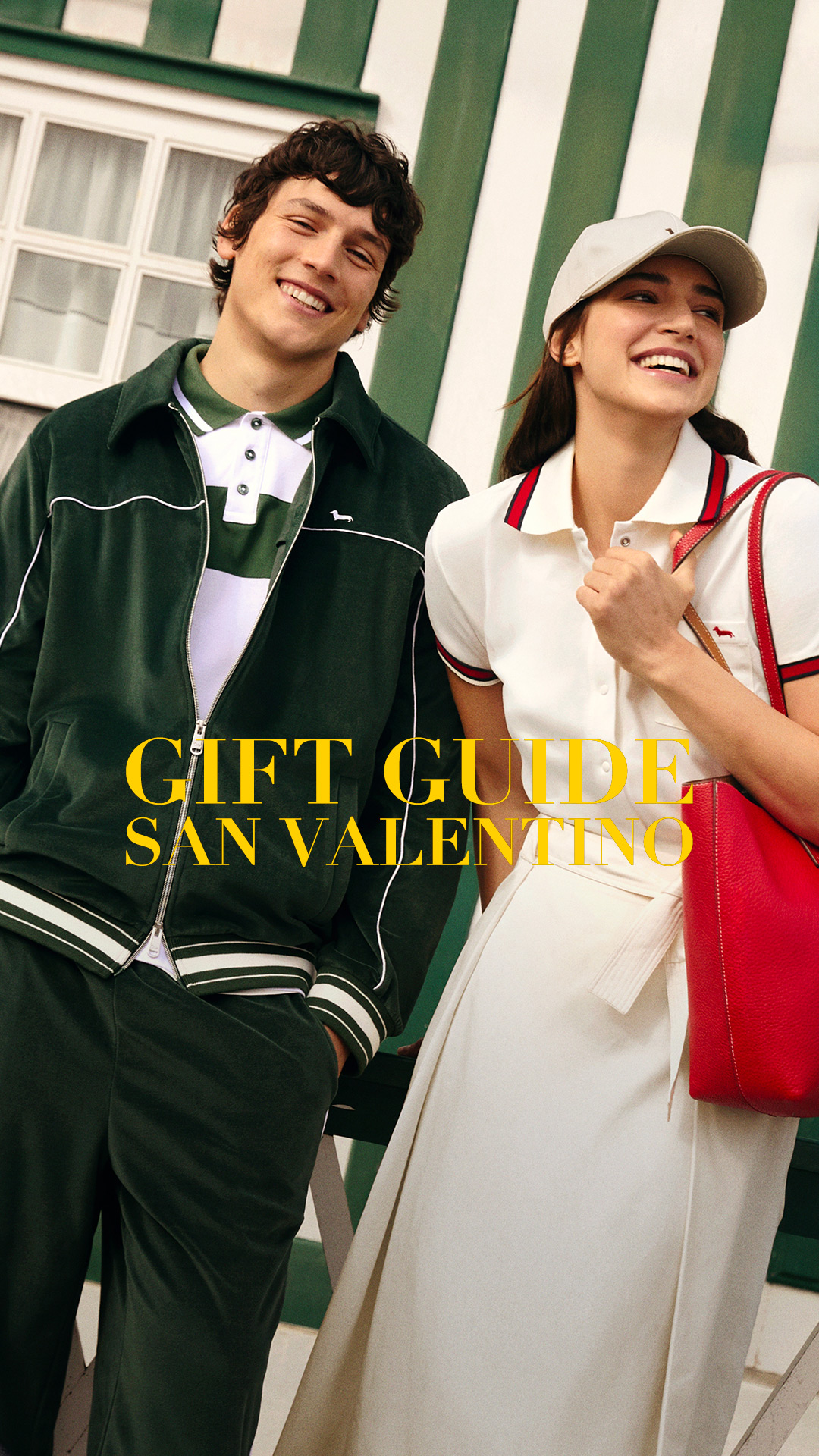 Uomo e donna con look sportivi verdi e bianchi, lei con borsa rossa