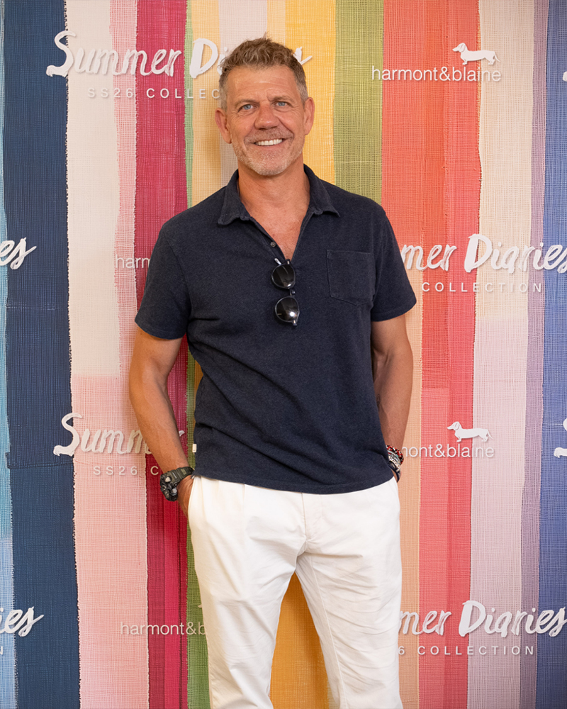Hombre posando frente al fondo de Summer Diaries.