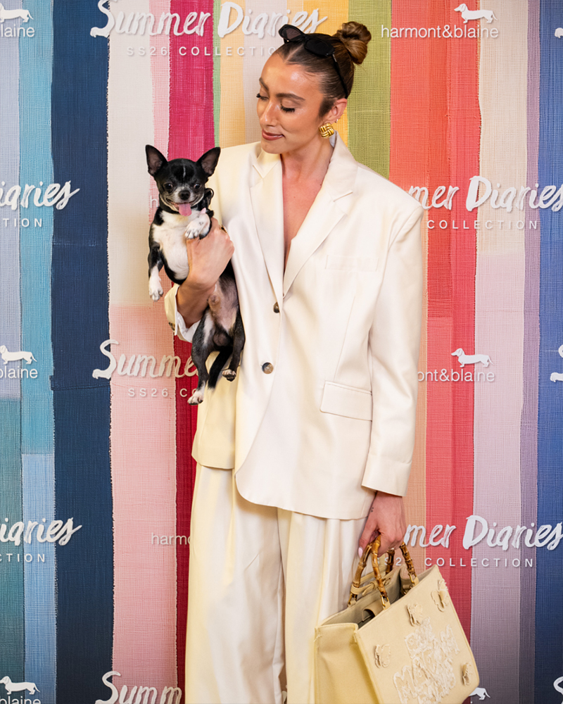 Mujer elegante con perro en el evento Summer Diaries de Harmont & Blaine.