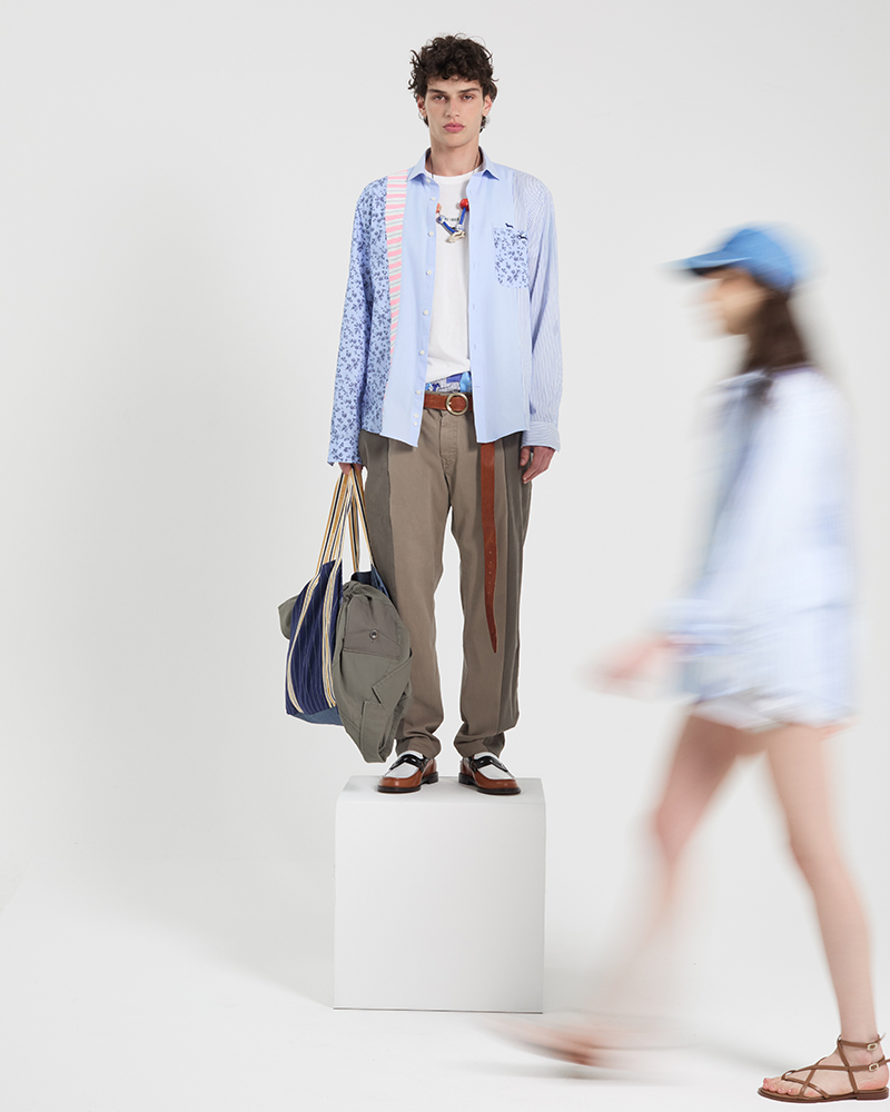 Modelo masculino con camisa patchwork y bolsos de la colecci&oacute;n de verano.