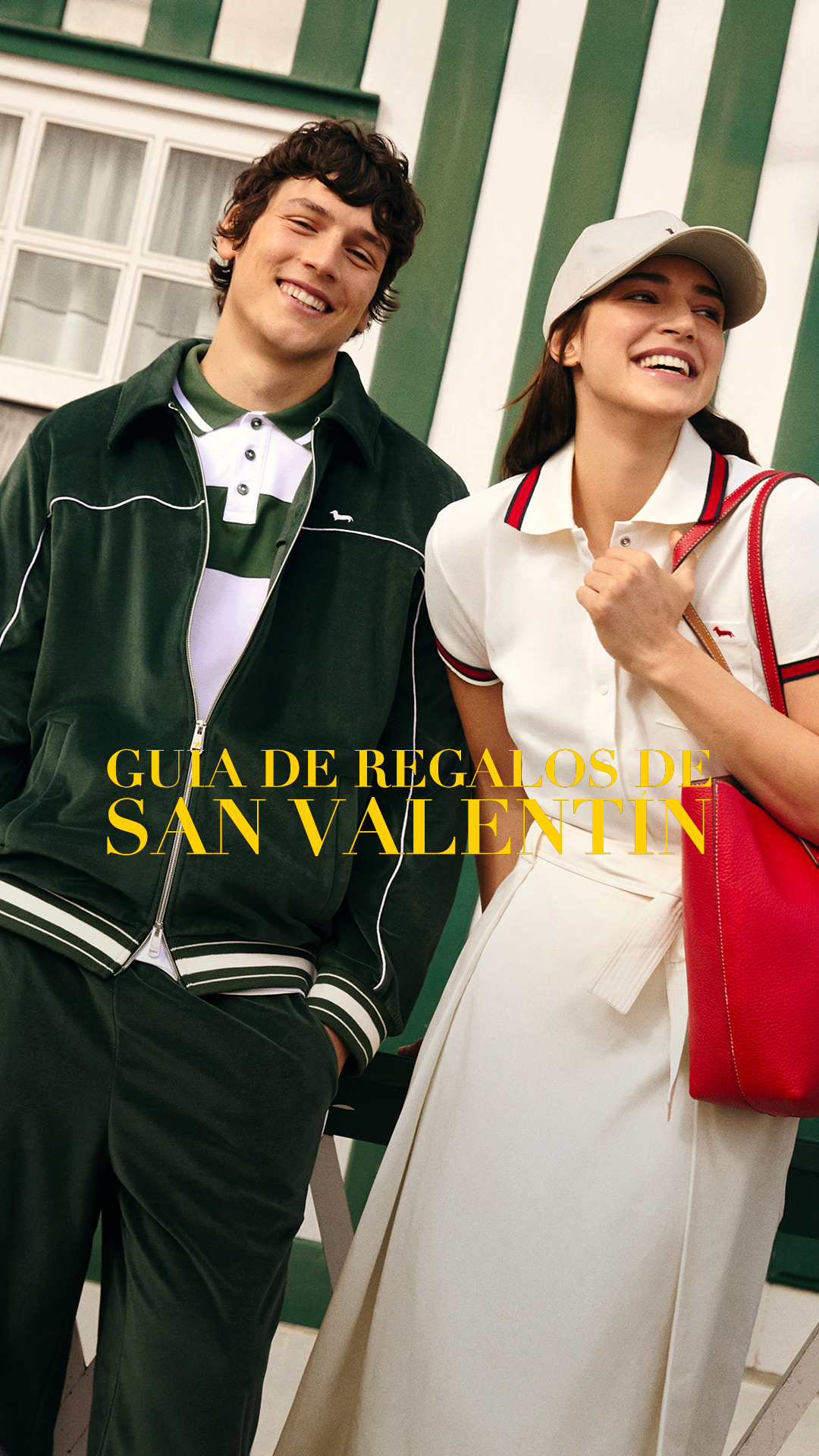 Hombre y mujer con looks deportivos en verde y blanco, ella con bolso rojo