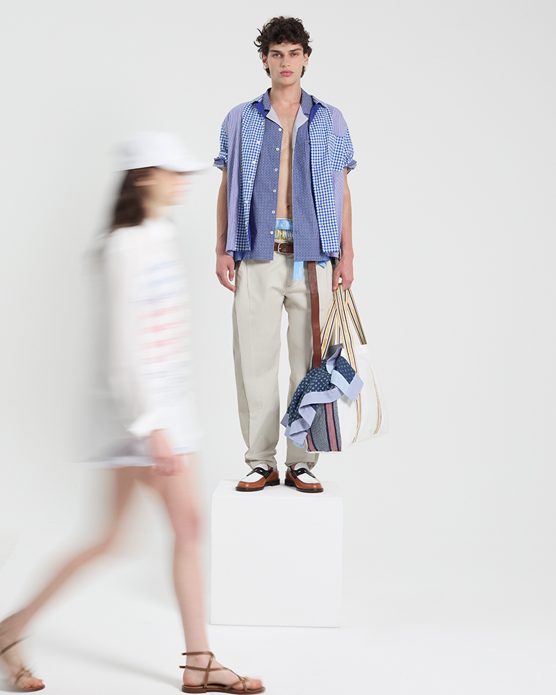 Modelo femenina con camisa ligera y bolso de la colecci&oacute;n de verano.