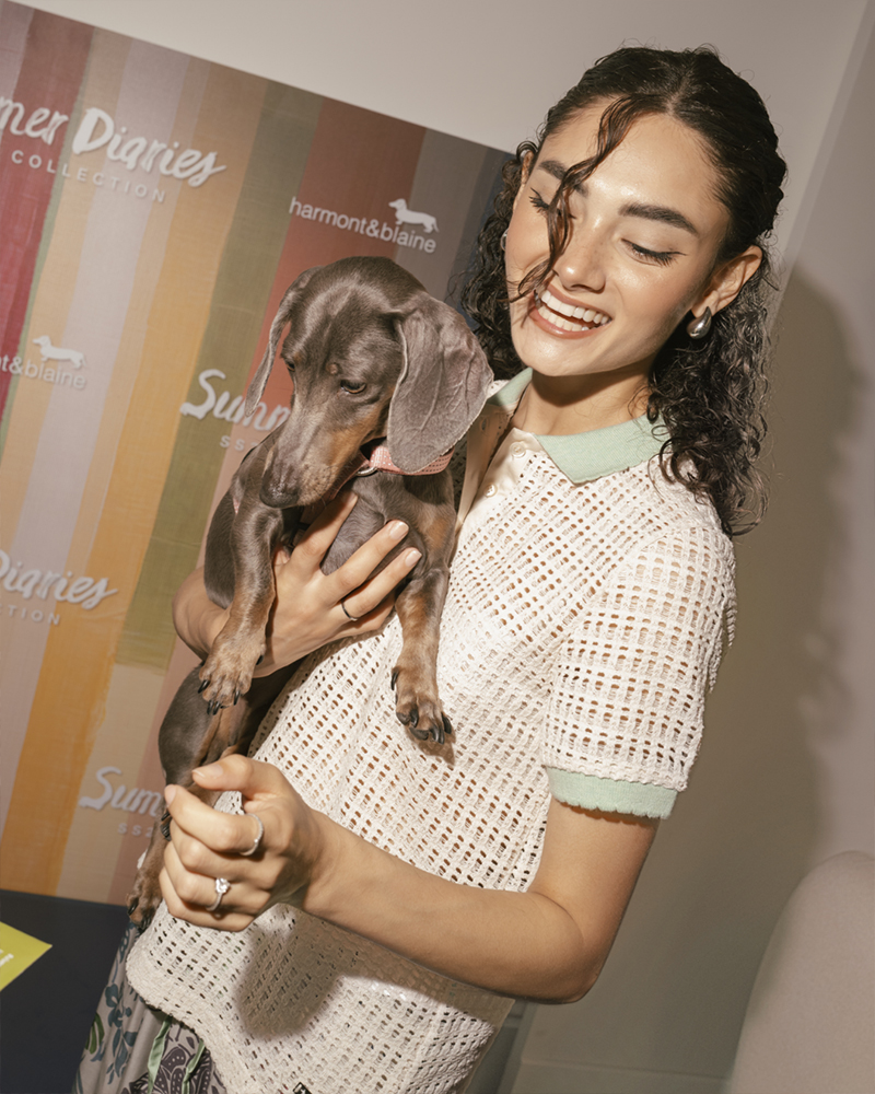 Mujer casual en el evento Summer Diaries.