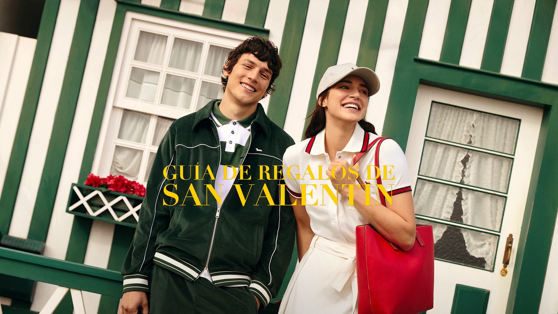 Hombre y mujer con looks deportivos en verde y blanco, ella con bolso rojo