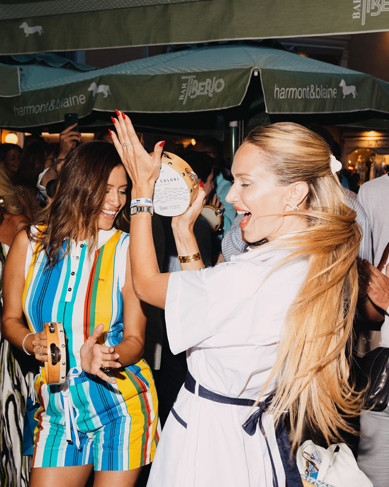Donne che ballano con tamburelli all'evento Harmont & Blaine a Capri.