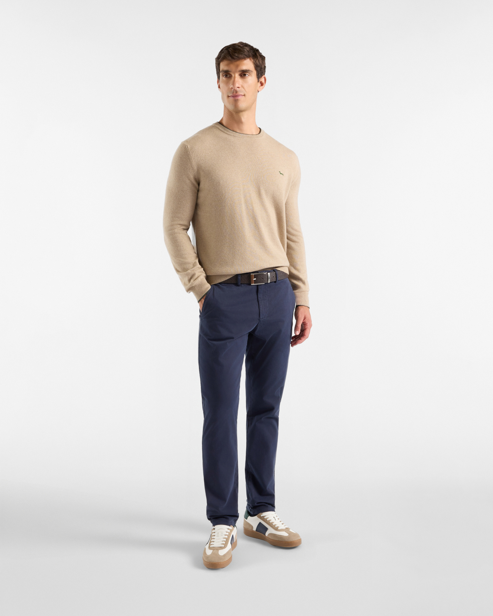 Herrenpullover mit Rundhalsausschnitt und Kontraststreifen aus Woll-Kaschmir-Mischgewebe in Grau mit regul&auml;rer Passform, BEIGE, large