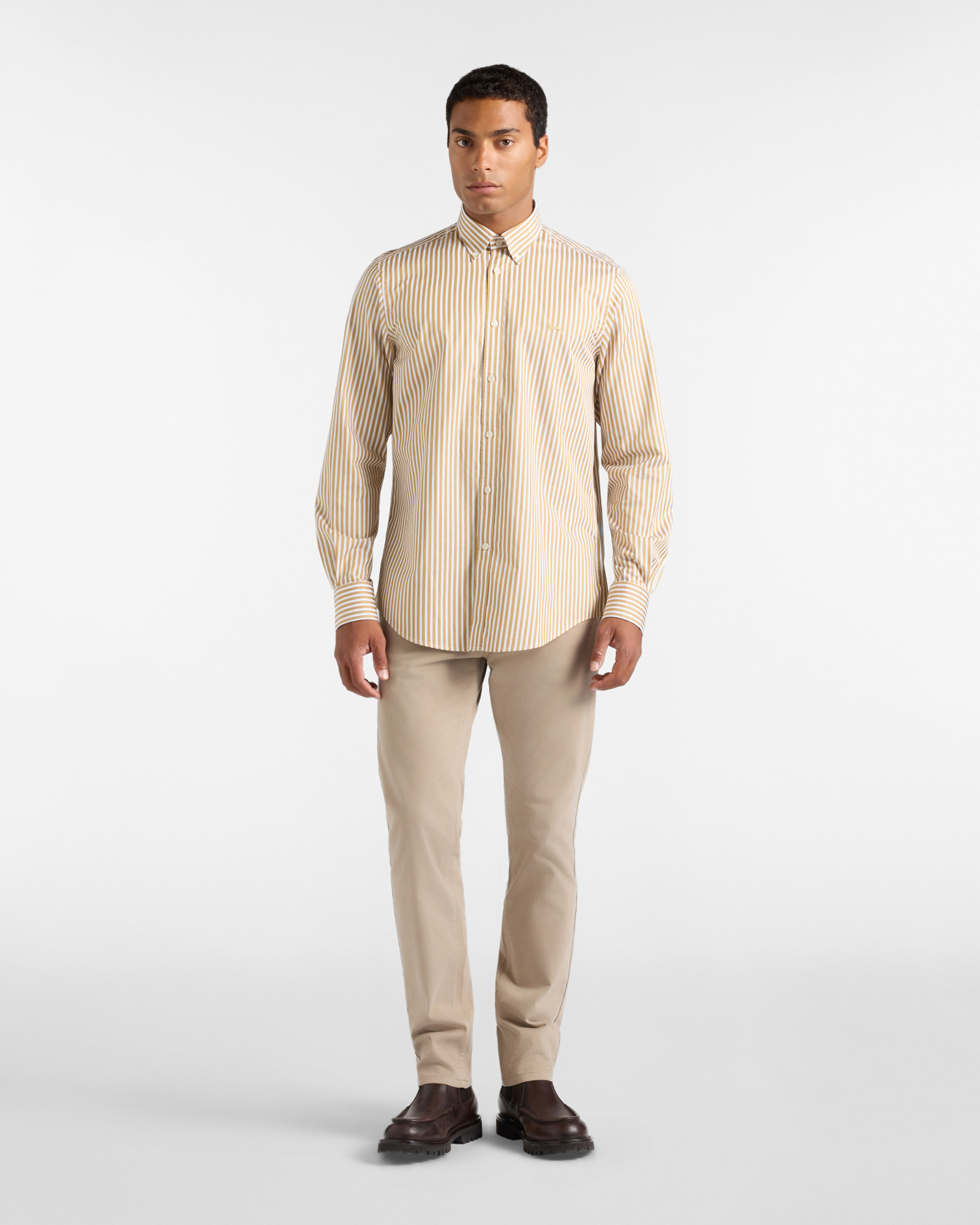 Camisa de hombre en sarga con rayas de raso de corte regular, color turquesa, MARR&Oacute;N OSCURO, large