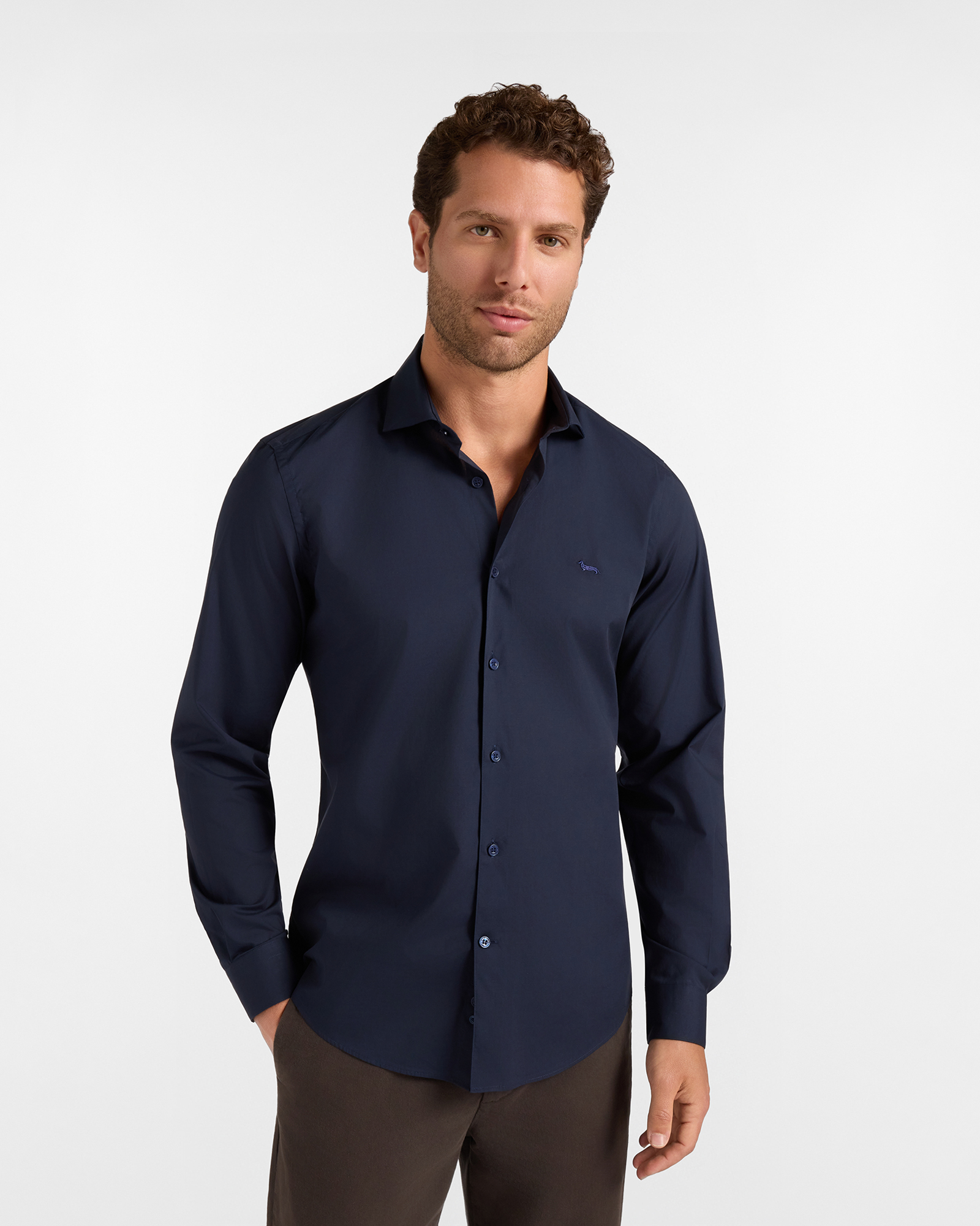 Camisa de hombre de popel&iacute;n el&aacute;stico de color liso, corte ce&ntilde;ido color azul