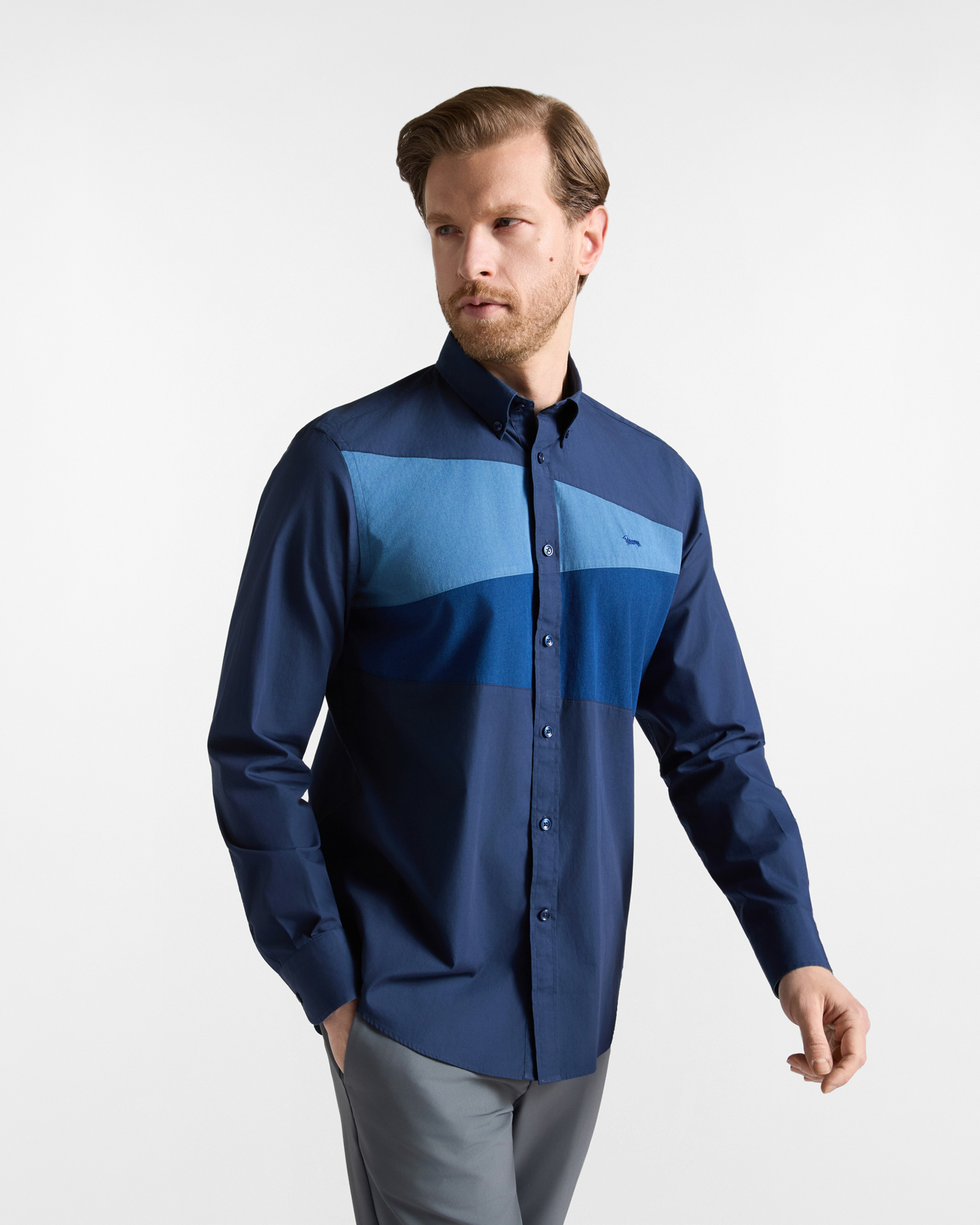 Camisa de hombre de corte regular en popel&iacute;n peach con detalles de denim, color azul