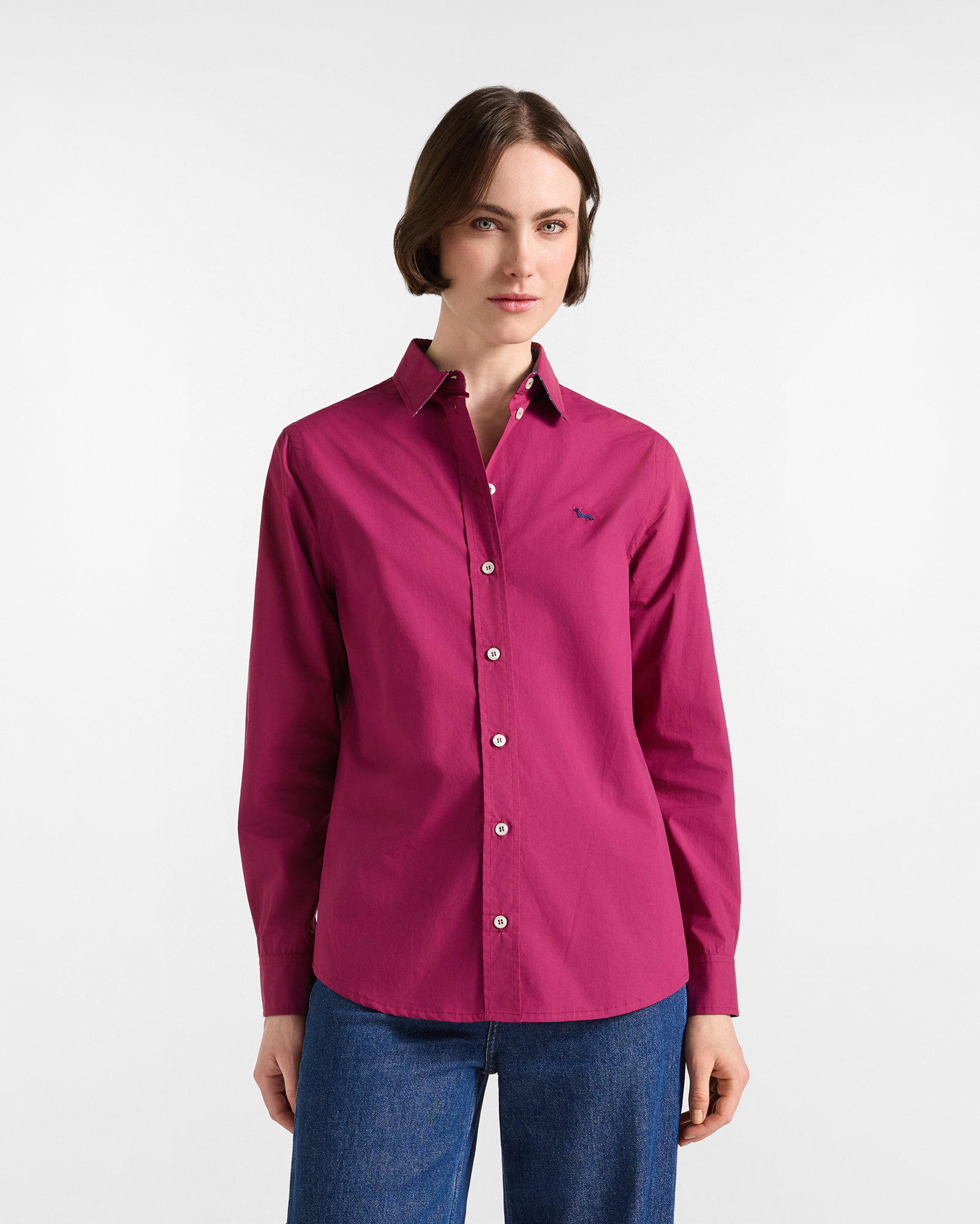 Camisa de mujer de color liso con detalles en tela de corbater&iacute;a color fucsia