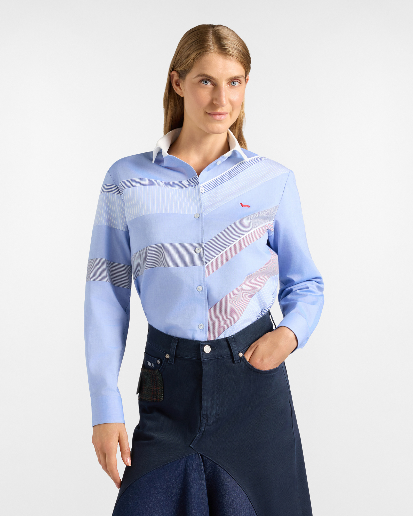 Camisa de mujer de algod&oacute;n puro azul claro, con combinaci&oacute;n de rayas y colores, de la colecci&oacute;n c&aacute;psula Re-Loved, fabricada en Italia