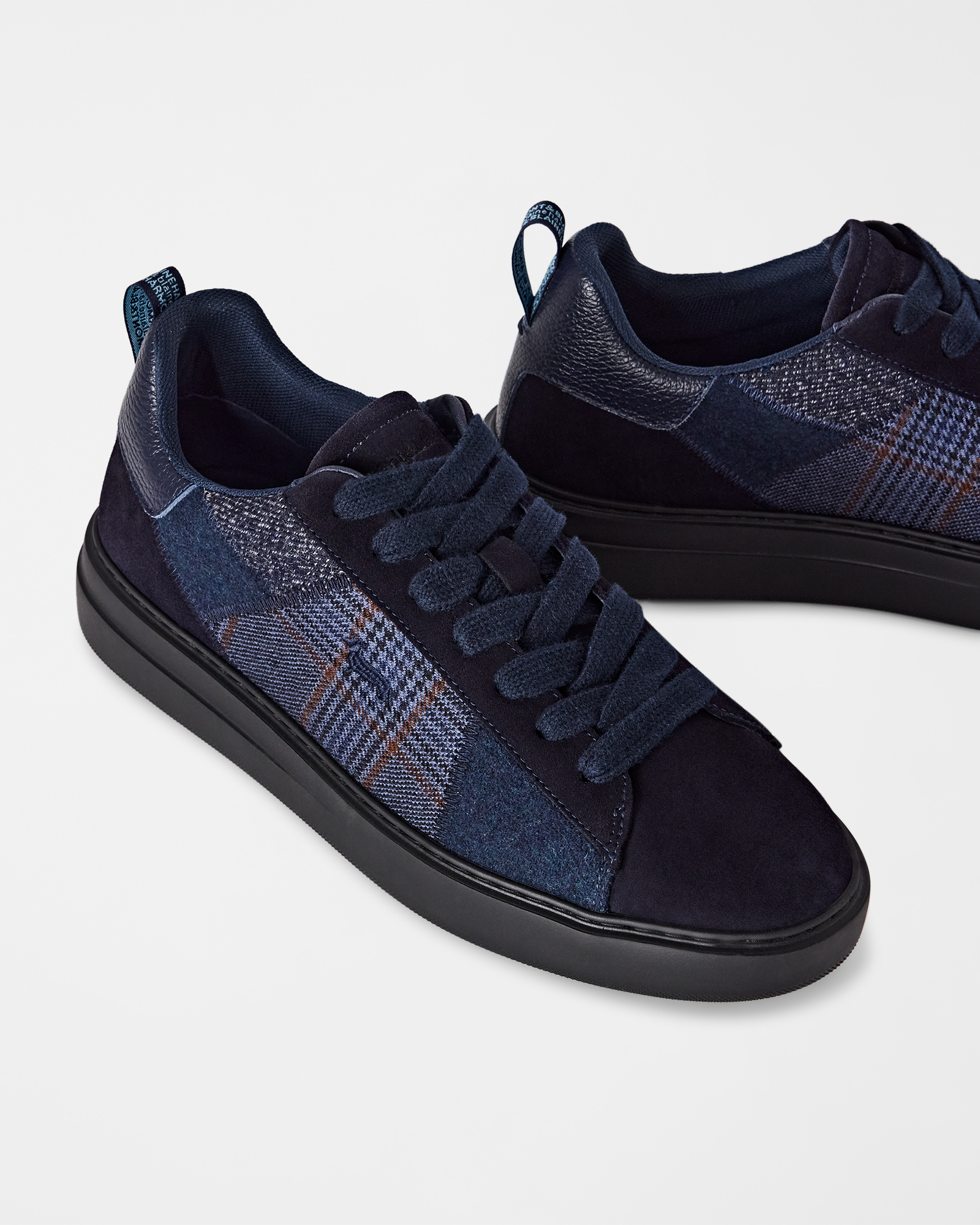 Sneaker de hombre en ante y patchwork de tejidos. El patchwork de lana y ante aporta calidez a esta sneaker de invierno, AZUL - AZUL, large