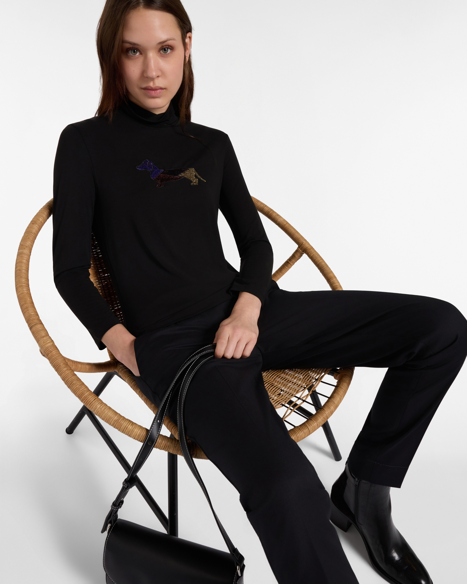 Camiseta de mujer de cuello alto en modal el&aacute;stico con el &laquo;Bassotto&raquo; bordado con lentejuela, NEGRO, large