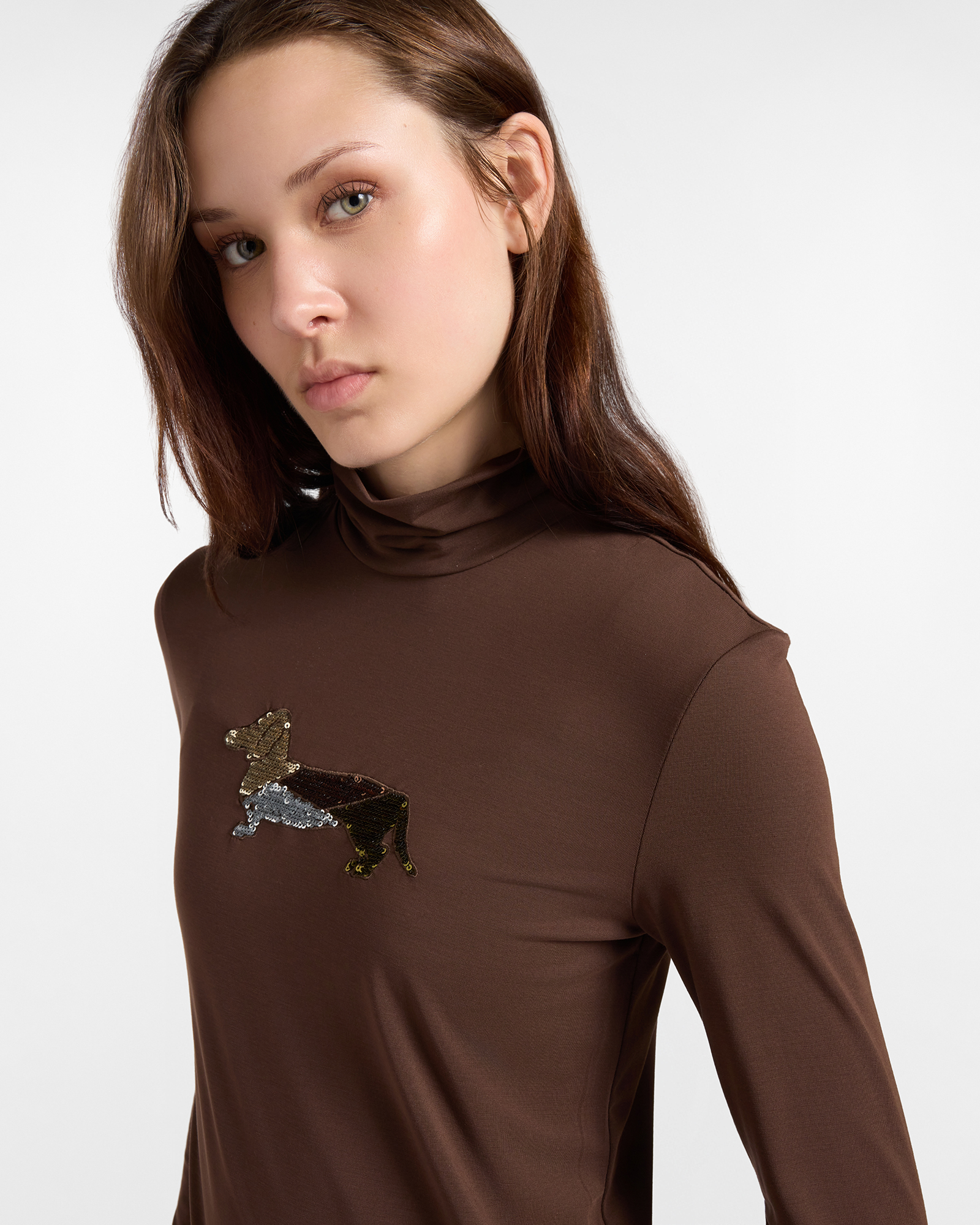 Camiseta de mujer de cuello alto en modal el&aacute;stico con el &laquo;Bassotto&raquo; bordado con lentejuela, MARR&Oacute;N OSCURO, large
