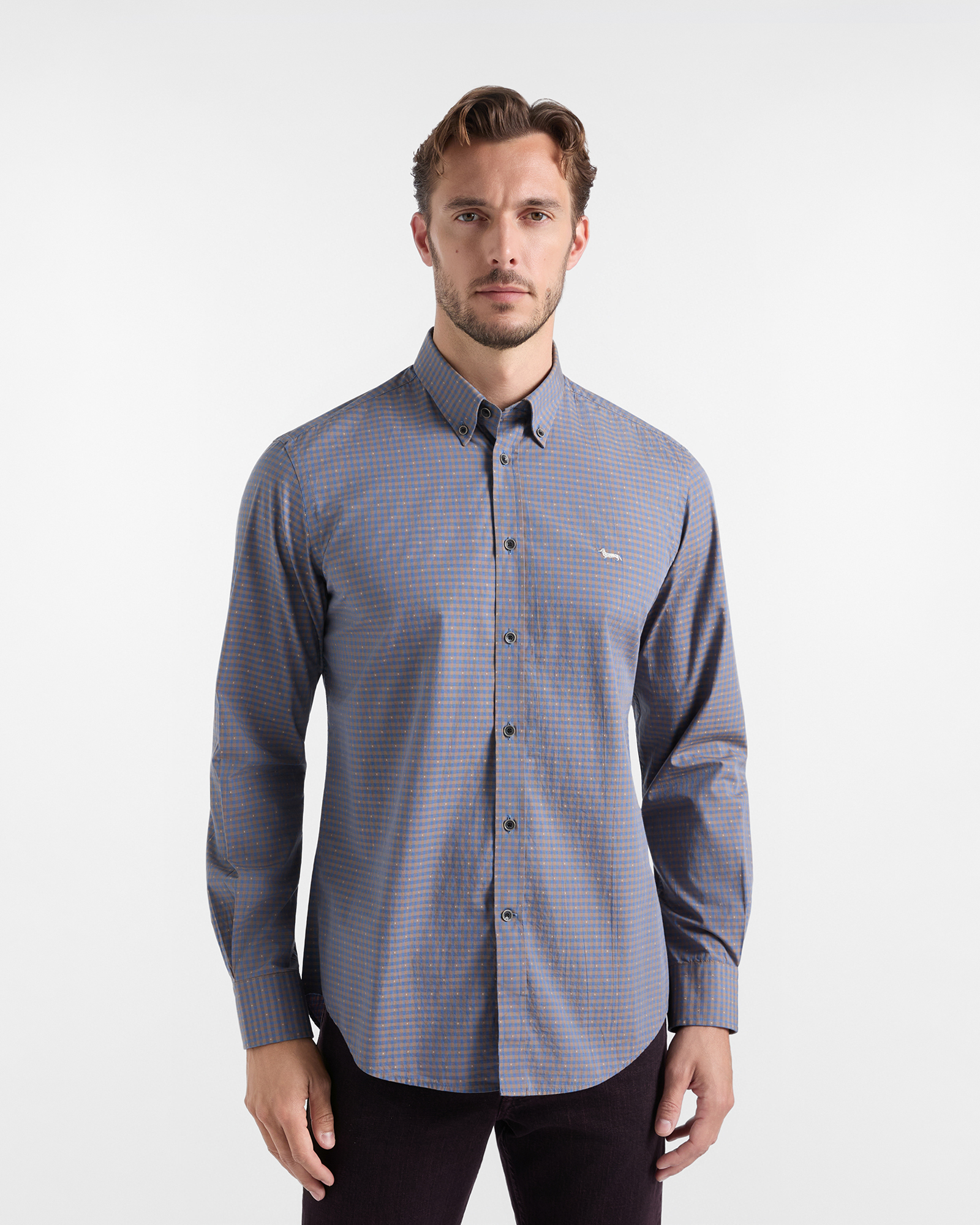 Camisa de hombre de algod&oacute;n con microcuadros fil coup&eacute; en marr&oacute;n oscuro