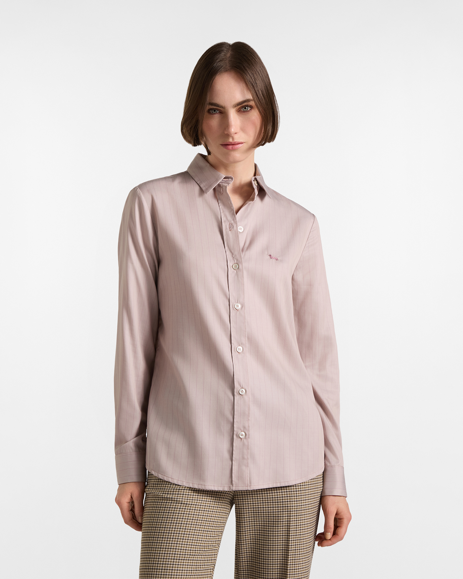 Camisa de mujer de tejido fluido con rayas en color beige