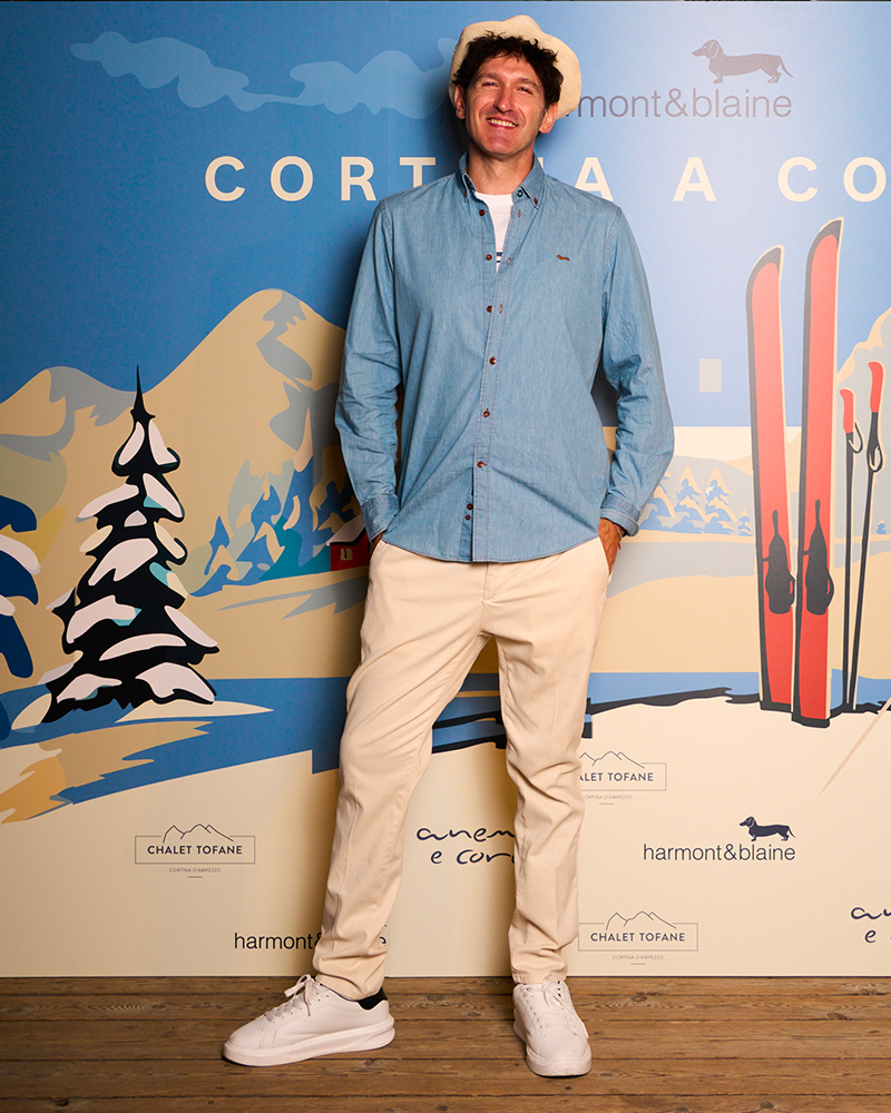 Harmont & Blaine ha celebrato il Cortina Fashion Weekend con un evento esclusivo presso Chalet Tofane, confermando la propria presenza sul territorio e il legame consolidato con la localit&agrave; ampezzana. La serata ha riunito ospiti, talent e stampa in un ambiente caratterizzato da elementi artigianali e codici estetici propri del brand.