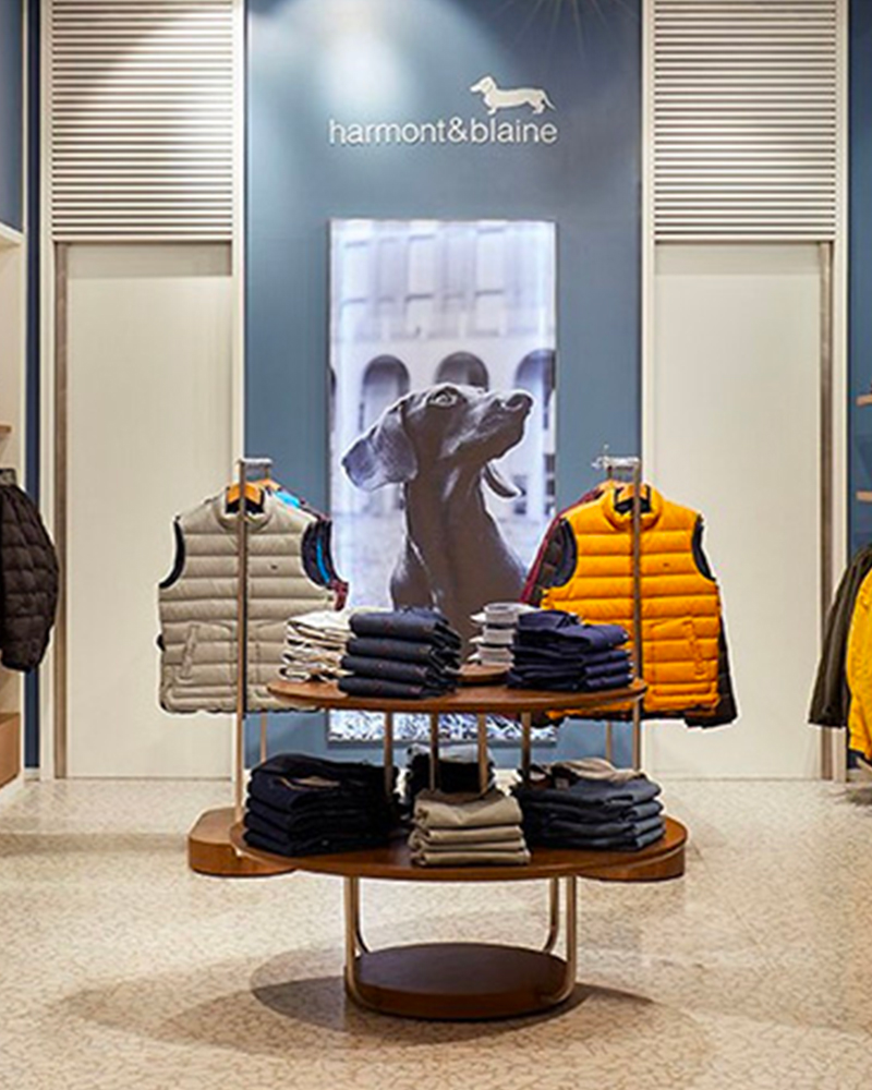 Il marchio del bassotto sbarca nel nuovo luxury complex di Palacio de Hierro. Harmont & Blaine consolida la partnership di lunga data con il luxury department store Palacio de Hierro inaugurando un punto vendita all&rsquo;interno del nuovo complesso M&iacute;tikah, che ha aperto le porte al pubblico il 22 settembre nel distretto Benito Ju&aacute;rez, a sud della capitale.