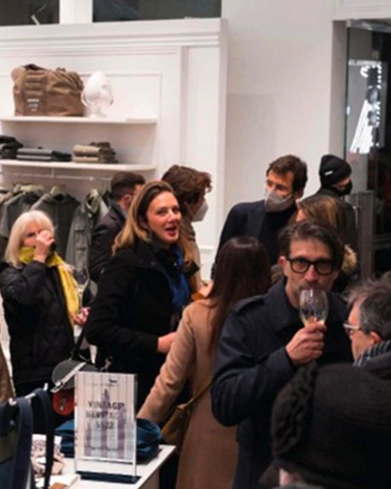 Style e Harmont & Blaine insieme per celebrare la collaborazione tra il marchio del bassotto e lo stilista Andrea Pompilio. Ospiti d'onore, i cani...