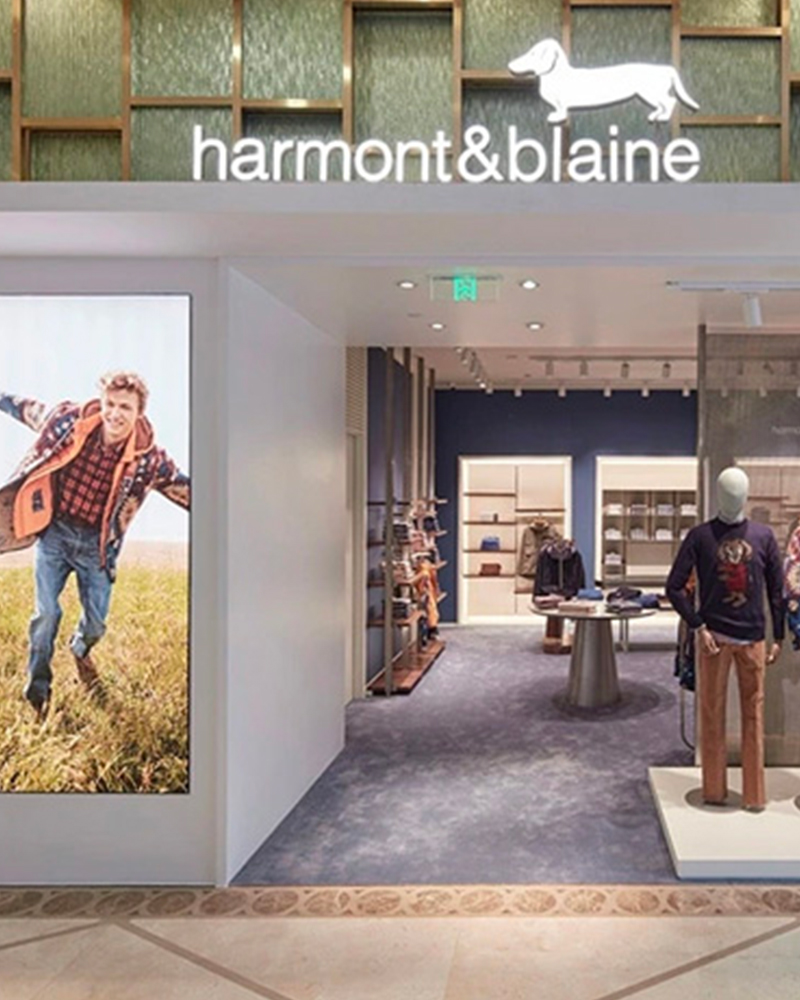 Continua l&rsquo;espansione internazionale di Harmont & Blaine, il marchio italiano fondato a Napoli nel 1995. Dopo aver assunto il controllo in forma diretta della distribuzione ad Hong Kong - dove il brand &egrave; presente con un punto vendita all&rsquo;interno di Sogo Causeway Bay a cui presto si aggiunger&agrave; un altro shop nella Kowloon side - uno dei focus dello sviluppo del prossimo biennio sar&agrave; la Cina, dove il brand ha appena debuttato con l&rsquo;apertura della prima boutique monomarca a Shanghai, presso il centro commerciale Yaohan, per poi proseguire il suo sviluppo nelle citt&agrave; di Beijing, Hangzhou, Nanjing e Chengdu.