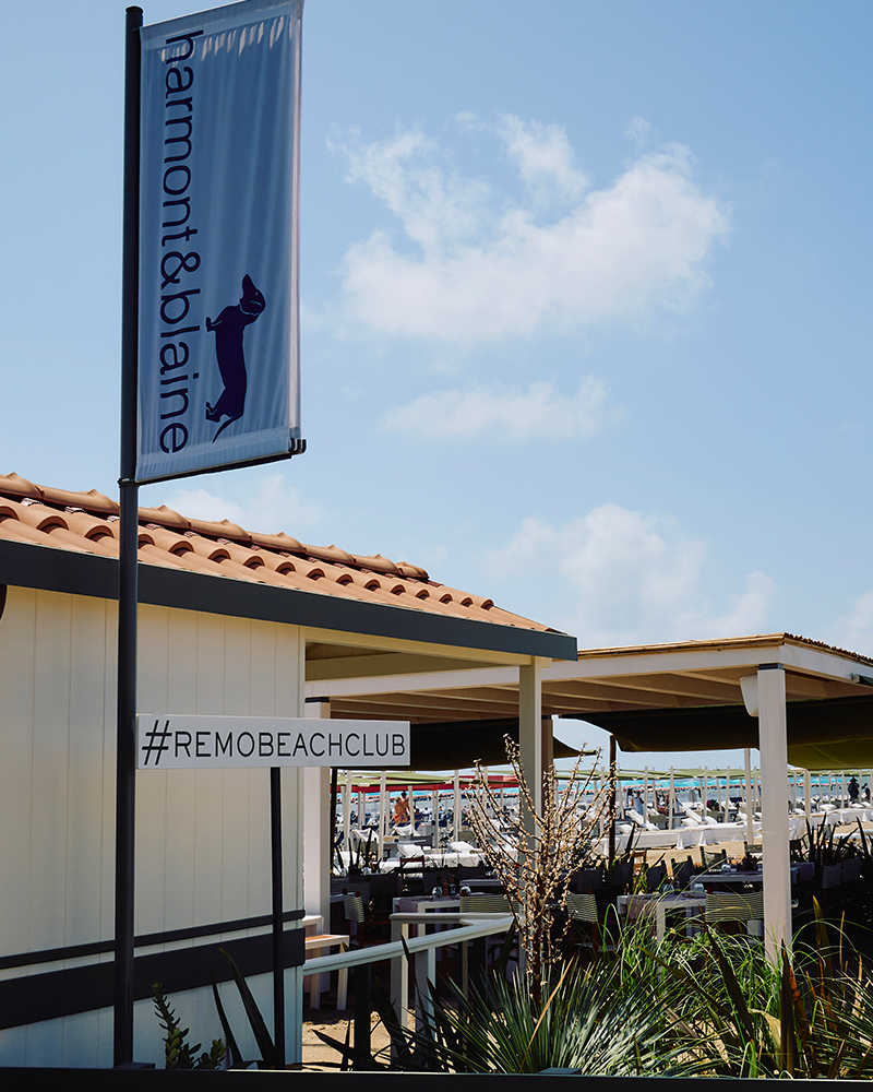 Da Napoli alle mete balneari pi&ugrave; hot dell&rsquo;estate! Harmont & Blaine vola in Versilia e in Costa Smeralda per siglare due partnership esclusive con due tra i club pi&ugrave; en vogue del momento: il Remo Beach Club di Forte dei Marmi e il Coffee Pot di Porto Rotondo.