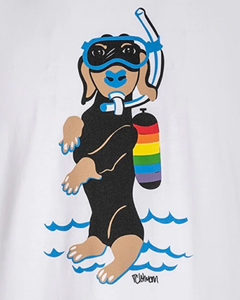 Per celebrare il World Oceans Day, Harmont & Blaine ha realizzato una t-shirt speciale personalizzata con un&rsquo;illustrazione a colori del nostro bassotto iconico Blaine in versione scuba.