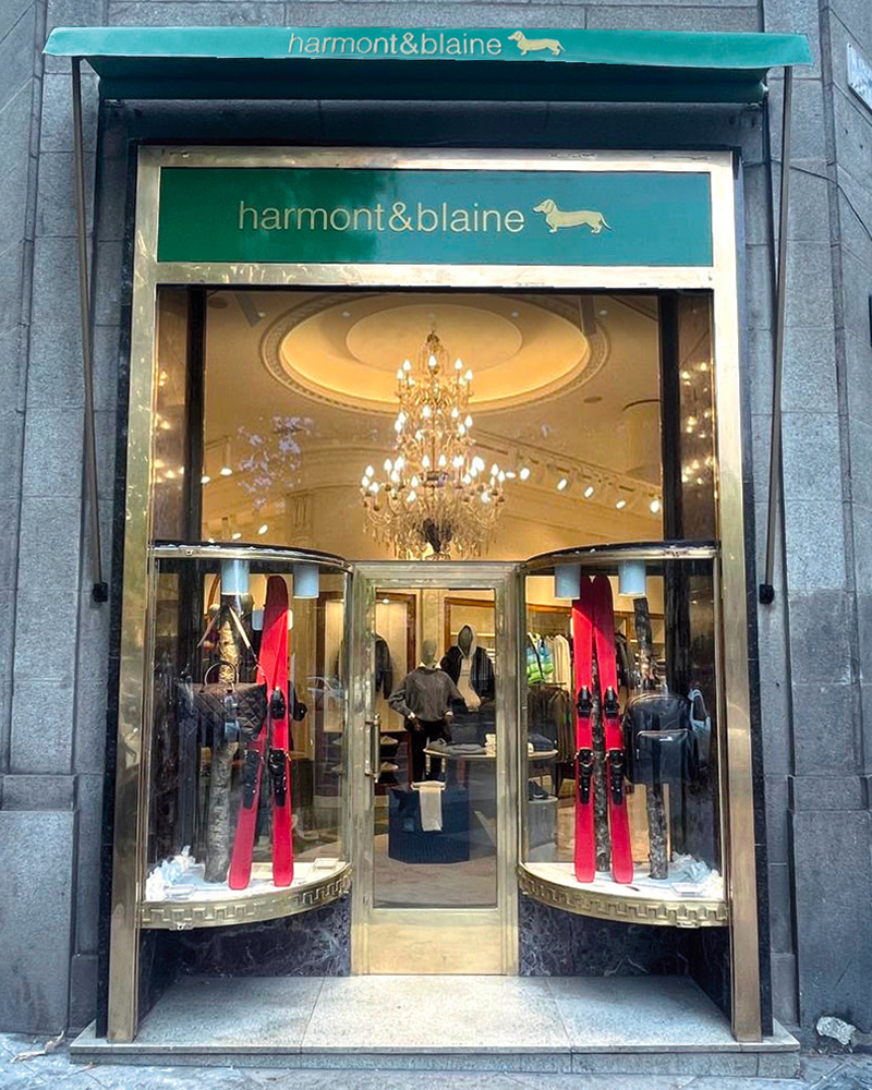 Harmont & Blaine rafforza la strategia di espansione del business sui mercati internazionali con l&rsquo;apertura di un nuovo flagship store a Madrid, all&rsquo;interno di un palazzo storico in Calle del Serrano, tra le vie principali dello shopping della moda e del lusso nel moderno quartiere di Salamanca.